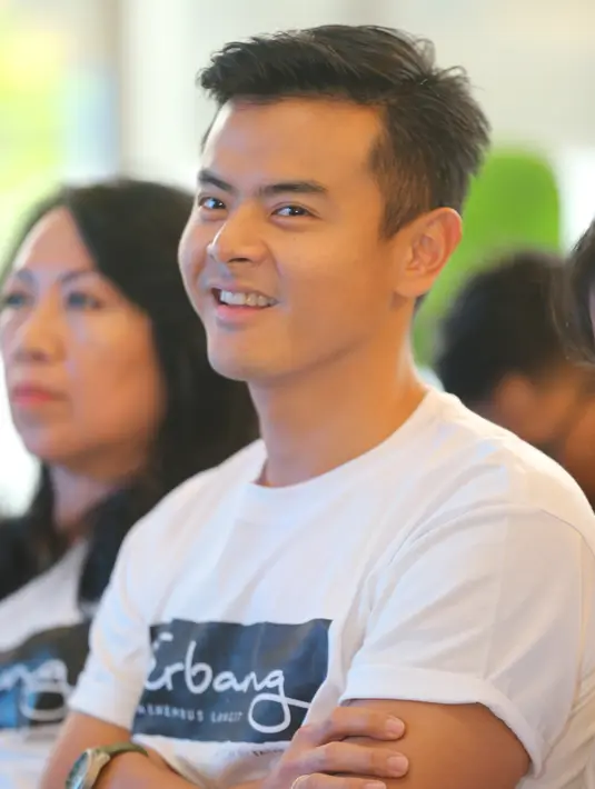 Meski tengah menikmati pengantin baru, Dion Wiyoko mulai menjalani rutinitasnya sebagai pemeran. Saat ditemui di kawasan Kuningan, Jakarta Selatan, suami Fiona Anthony itu menceritakan perannya di film Terbang Menembus Langit. (Adrian Putra/Bintang.com)