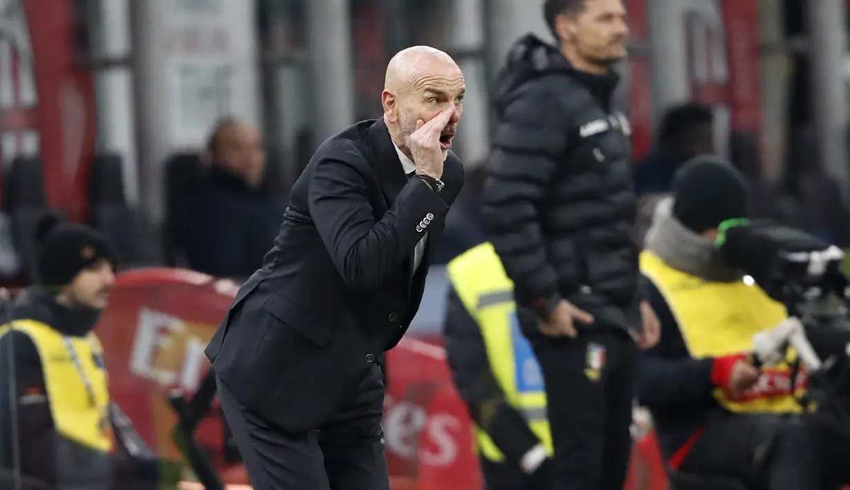 Pelatih AC Milan, Stefano Pioli menginstruksikan pemainnya saat bertanding melawan Torino pada pertandingan perempat final Coppa Italia di stadion San Siro, Milan (28/1/2020). AC Milan menang 4-2 atas Torino dan melaju ke babak semifinal melawan Juventus. (AP Photo/Antonio Calanni)