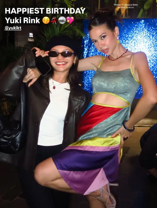 Amel Carla cosplay menjadi Anna Scott di film Notting Hill. Ia mengenakan leather jacket coklat dipadukan inner t shirt putih serta celana hitam. Lengkap dengan topi baret hitam dan kacamatanya. [@amelcarla]