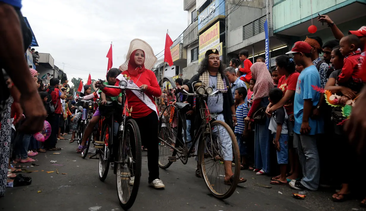 Komunitas pecinta sepeda onthel ikut dalam pawai kesenian dalam rangka Pesta Rakyat dan perayaan Cap Go Meh di Bogor, Jawa Barat, Kamis (5/3/2015). Perayaan Cap Go Meh di Kota Bogor berlangsung meriah. (Liputan6.com/Helmi Fithriansyah)