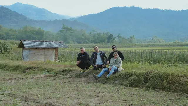 7 Potret Raffi Ahmad Bareng Geng The Dudas Minus One Liburan di Borobudur, Seru Naik Moge