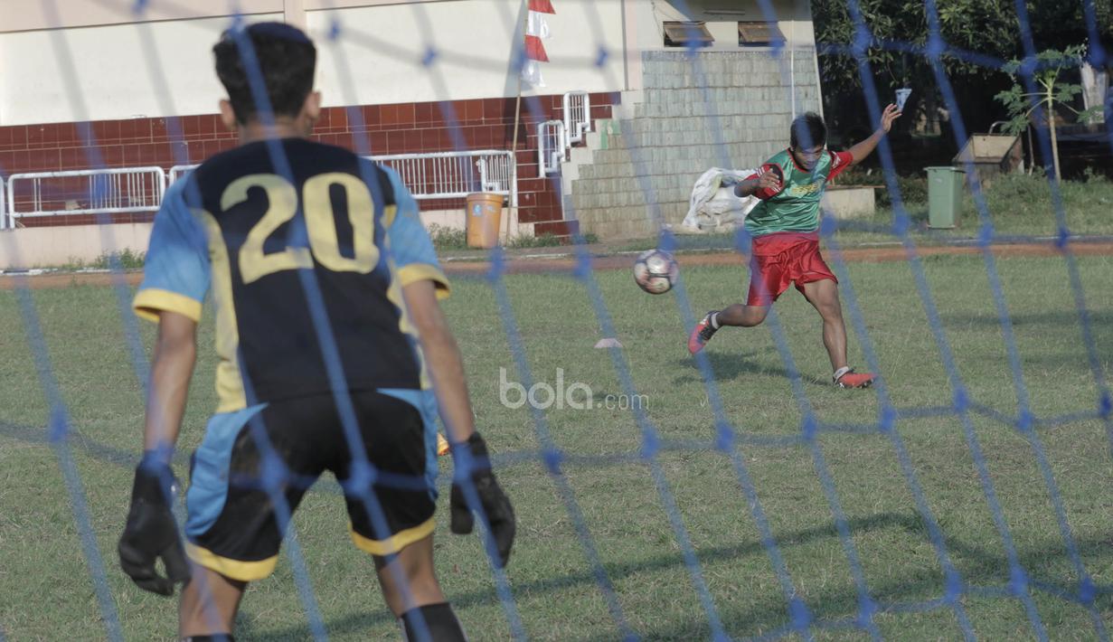 Sejumlah pemain Persija Jakarta U-17 melakukan sesi  latihan perdana usai libur lebaran di Lapangan Banteng, Jakarta, Sabtu (2/7/2017). Latihan tersebut untuk persiapan jelang Piala Suratin U-17. (Bola.com/M Iqbal Ichsan)