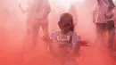 Seorang peserta bergembira saat mengikuti ajang CIMB Niaga Color Run di Senayan, Jakarta Selatan, Minggu (16/9/2018). Sebanyak 13.000 peserta ambil bagian pada ajang lari sejauh lima kilometer. (Bola.com/Vitalis Trisna)