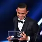 Pemain Malaysia, Mohamad Faiz Subri, berhasil meraih trofi FIFA Puskas Award 2016 dalam malam penghargaan yang berlangsung di Zurich, Swiss, Senin (9/1/2017). (AFP/Fabrice Coffrini)