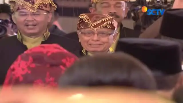 Presiden Jokowi dan Ibu Iriana menari tor-tor saat mengikuti serangkaian acara adat Mandailing.