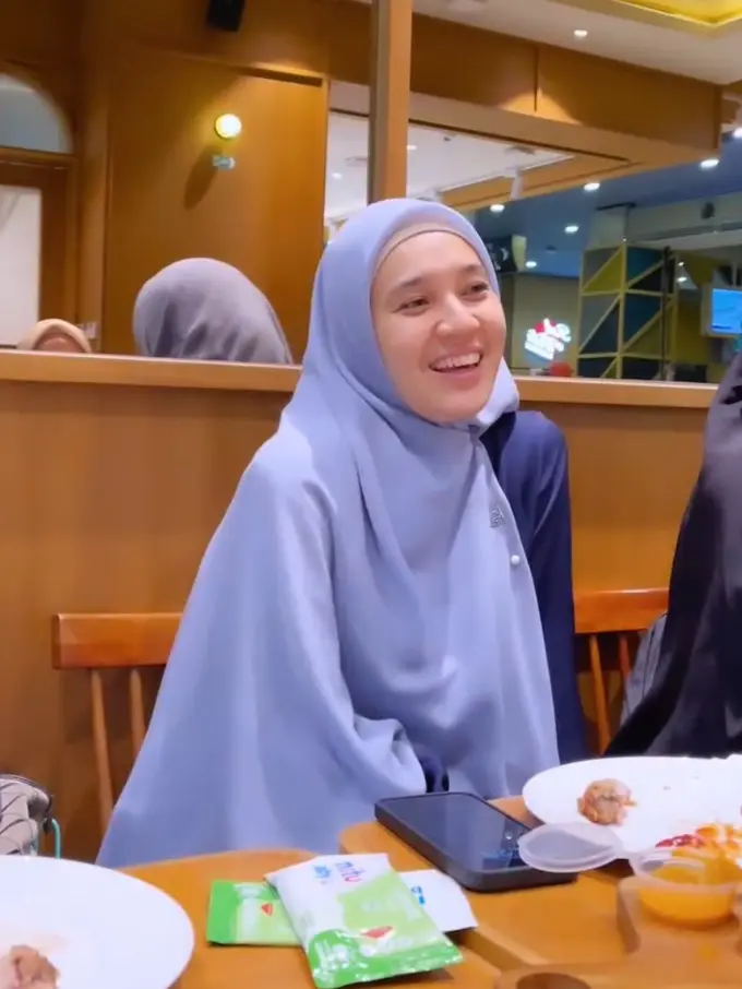 Dhini Aminarti Konsisten Kenakan Kerudung Panjang