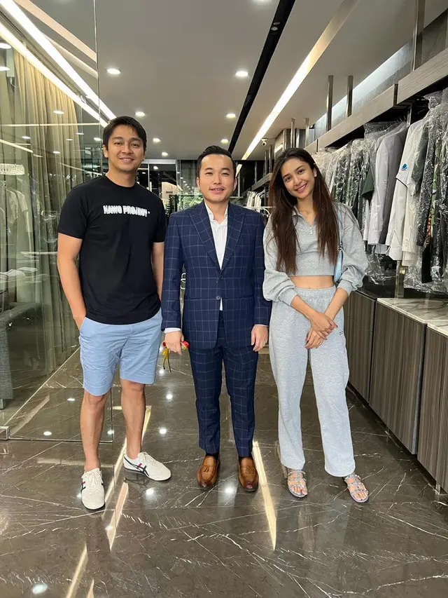 Deva Mahenra saat melakukan pengukuran jas pengantin kepada Stephen Wongso dari Wong Hang Tailor (IST)