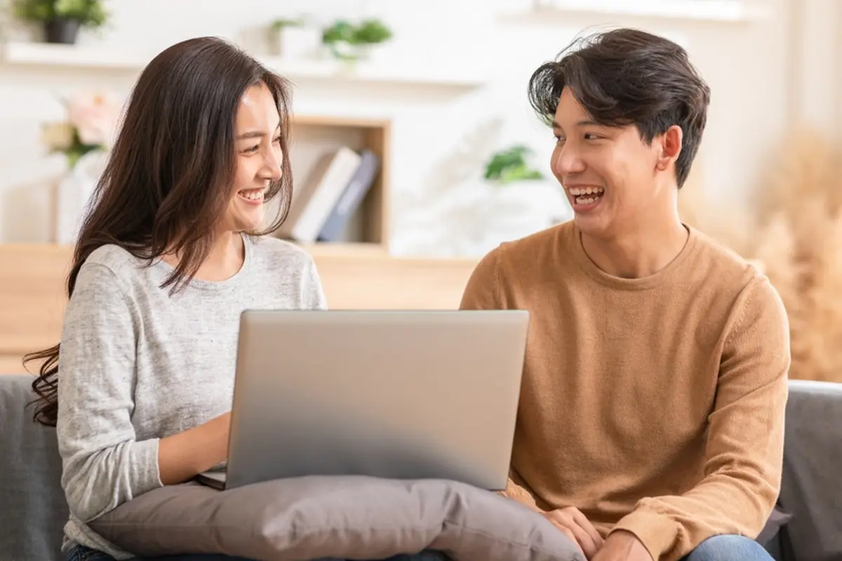 teman pria couple tertawa