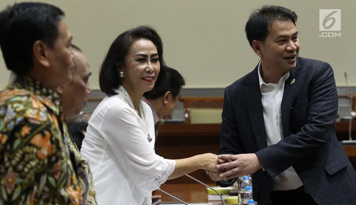 Ketua Pansel Capim KPK Yenti Garnasih berjabat tangan dengan Ketua Komisi III DPR, Azis Syamsudin sebelum Rapat Dengar Pendapat Umum (RDPU) di Kompleks Parlemen, Senayan, Jakarta, Senin (9/9/2019). Agenda rapat membahas hasil seleksi calon pimpinan (Capim) KPK. (Liputan6.com/Johan Tallo)