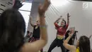 Penyanyi yang juga instruktur senam aerobik, Liza Natalia lakukan gerakan olahraga saat menjadi instruktur dalam acara Zumba Party dikawasan Jakarta, Selasa (30/1). (Liputan6.com/Faizal Fanani)