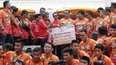 Pemain Persija Jakarta mendapat bonus dari Bank DKI di Balai Kota, Jakarta, Sabtu (15/12). Pawai tersebut untuk merayakan keberhasilan Persija meraih gelar Juara Liiga 1 Indonesia. (Bola.com/M Iqbal Ichsan)