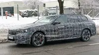 BMW 5 Series Touring versi listrik tertangkap kamera tengah melakukan pengujian musim dingin. (Carscoops)