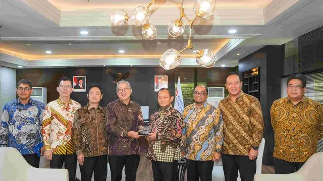 Menperin Sarmuji bersama jajaran direksi Toyota Astra Motor dan Toyota Motor Manufacturing (Foto: Kementerian Perindustrian)