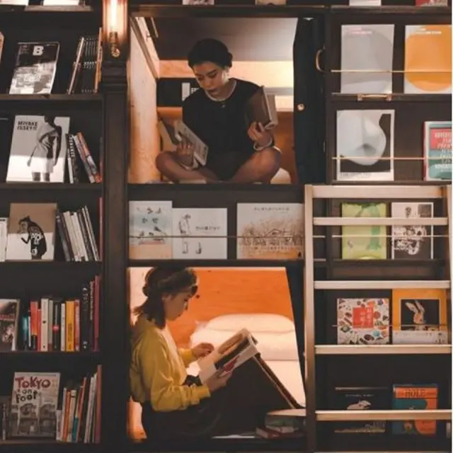Uniknya Hotel Perpustakaan di Jepang, Bisa Baca Sambil Rebahan di Rak Buku