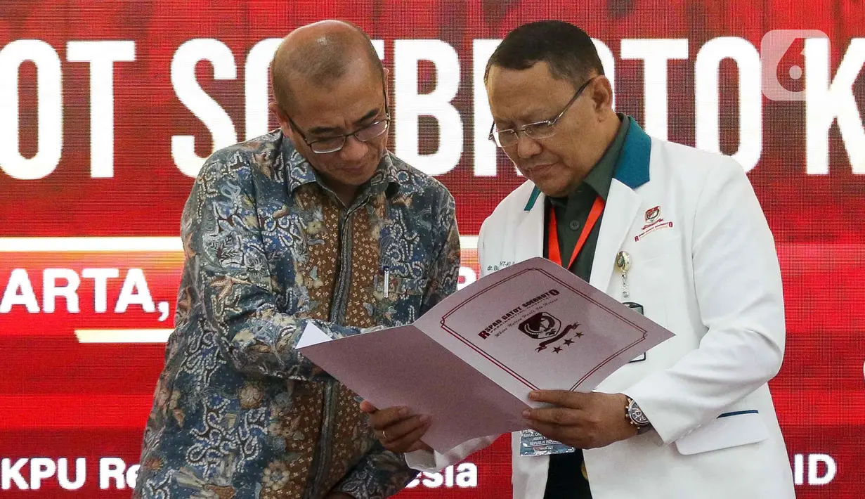Ketua KPU Hasyim Asy'ari (kiri) bersama Kepala RSPAD Gatot Soebroto Letjen TNI Albertus Budi Sulistya saat serah terima berkas pemeriksaan kesehatan pasangan bakal calon presiden dan wakil presiden Pemilu 2024 di gedung KPU, Jakarta, Jumat (27/10/2023). (Liputan6.com/Herman Zakharia)