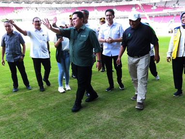 Ketua Umum PSSI, Erick Thohir beserta dua Waketum, Zainudin Amali dan Ratu Tisha Destria merampungkan kunjungannya ke enam venue Piala Dunia U-20 2023 saat meninjau Stadion Utama Gelora Bung Karno (SUGBK) Senayan, Jakarta, Senin (13/3/2023). Dalam kunjungan yang juga ditemani oleh jajaran pengurus PSSI dan LOC Piala Dunia U-20 2023, Erick Thohir menilai SUGBK sebagai venue yang paling minim kekurangannya, yaitu masalah rumput yang rusak akibat dipakai konser musik. Untuk itu Erick Thohir menghimbau agar SUGBK toidak lagi menyelenggarakan event selain sepak bola hingga dimulainya ajang Piala Dunia U-20 2023 ynag tinggal 3 bulan lagi. (Bola.com/M Iqbal Ichsan)