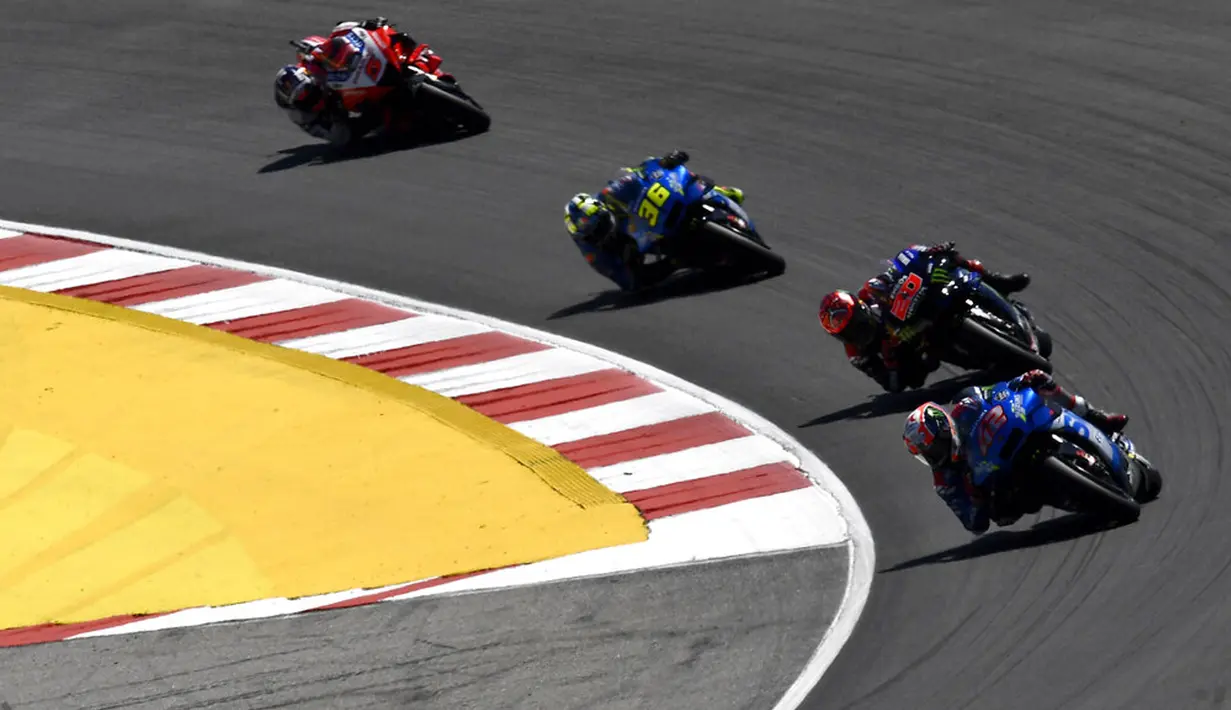 Pembalap Alex Rins diikuti Fabio Quartararo, Joan Mir, dan Johann Zarco pada pertandingan balap MotoGP Portugal di Sirkuit Algarve International dekat Portimao, Portugal, Minggu (18/4/2021). Fabio Quartararo menjadi juara dan merangsek ke urutan pertama klasemen sementara. (AP Photo/Jose Breton)