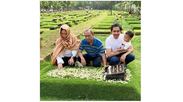 5 Momen Haru Seleb Saat Ziarah Ke Makam Keluarga Jelang Ramadhan