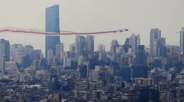 Sejumlah pesawat mengudara di atas langit Beirut, mengeluarkan asap dengan warna-warna bendera nasional Lebanon, dalam perayaan seratus tahun berdirinya Lebanon Raya, di Beirut, Lebanon (1/9/2020). (Xinhua/Bilal Jawich)