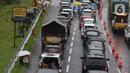 Sejumlah kendaraan berhenti di jalan tol Jagorawi menanti waktu buka tutup jalur menuju kawasan wisata puncak, Bogor, Jawa Barat, Sabtu (31/10/2020). Akhir pekan beriringan dengan libur panjang dimanfaatkan warga untuk mengunjungi lokasi-lokasi wiisata. (Liputan6.com/Helmi Fithriansyah)