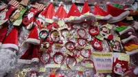 Berbagai pernak-pernik mulai dari hiasan lampu, bola, topi dan boneka Santa disuguhkan untuk para pengunjung, Jakarta. Foto diambil pada Jumat (12/12/2014). (Liputan6.com/Faizal Fanani)