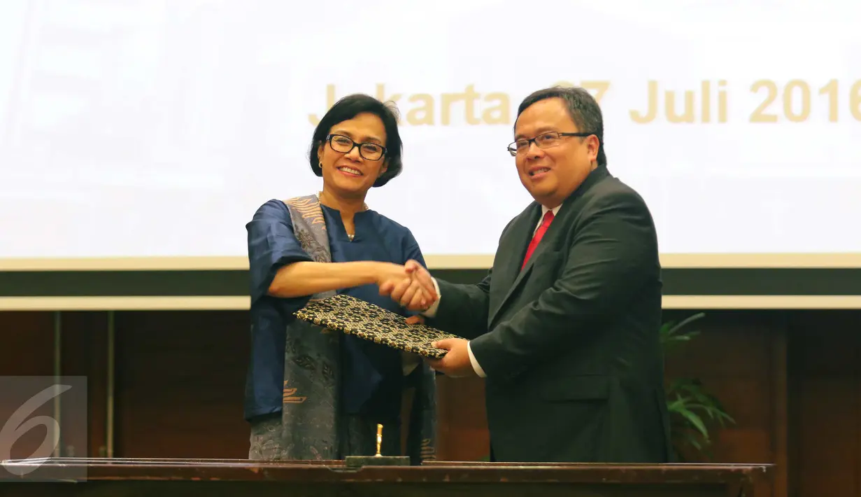 Menteri Keuangan yang baru Sri Mulyani (kiri) bersalaman dengan mantan Menkeu Bambang Brodjonegoro saat serah terima jabatan di Jakarta, Rabu (27/7). Bambang Brodjonegoro kini digeser menjadi Kepala Bappenas. (Liputan6.com/Angga Yuniar)