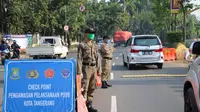 Pengecekan kendaraan selama PSBB Tangerang. 
 (Liputan6.com/ Pramita Tristiawati)