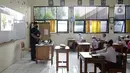 Siswa mengikuti uji coba pembelajaran tatap muka (PTM) perdana di SD Negeri 14 Pondok Labu, Jakarta, Senin (30/8/2021). Adapun seluruh pendidik dan tenaga kependidikan di sekolah yang menerapkan PTM Terbatas mulai hari ini wajib telah divaksinasi COVID-19. (Liputan6.com/Faizal Fanani)