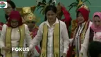 Selain itu, Ibu Iriana juga membagikan hadiah laptop kepada pelajar yang dapat menjawab pertanyaan yang diajukannya.