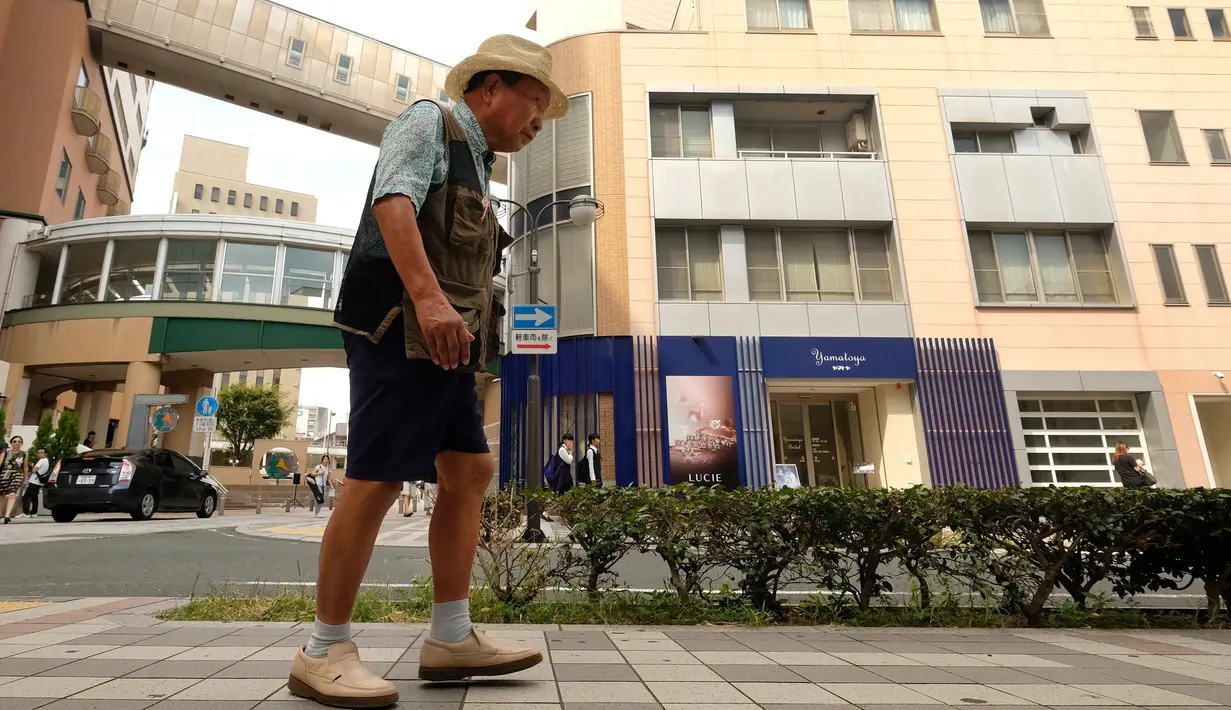 Mantan petinju profesional Jepang, Iwao Hakamada (82) yang dijatuhi hukuman mati, berjalan di Hamamatsu, Prefektur Shizuoka, 28 Agustus 2018.  Sejak divonis hukuman mati, Hakamada sudah menanti pelaksanaan eksekusinya selama 50 tahun. (KAZUHIRO NOGI/AFP)