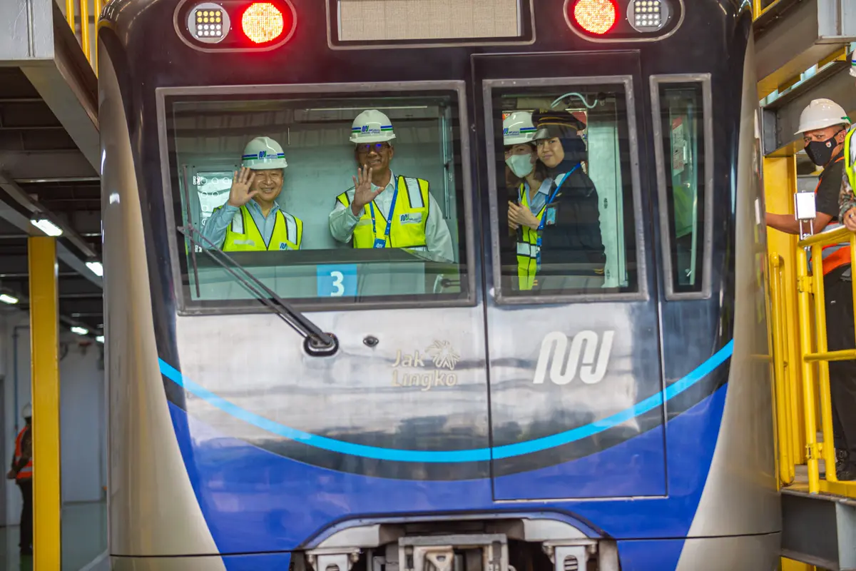 Kaisar Jepang Naruhito mengunjungi depo MRT Jakarta pada Minggu (18/6/2023) sebagai agenda di hari pertama kunjungannya ke Indonesia. (Foto: MRT Jakarta)