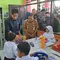 Wakil Presiden Terpilih, Gibran Rakabuming Raka saat memantau langsung uji coba makan bergizi gratis (MBG) di SDN 4 Kota Tangerang. (Liputan6.com/Pramita Tristiawati)