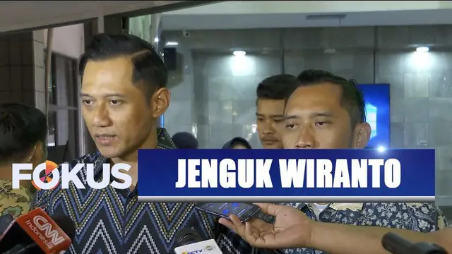 Susilo Bambang Yudhyono dan dua putranya menjenguk Menko Polhukam RSPAD Gatot Subroto.