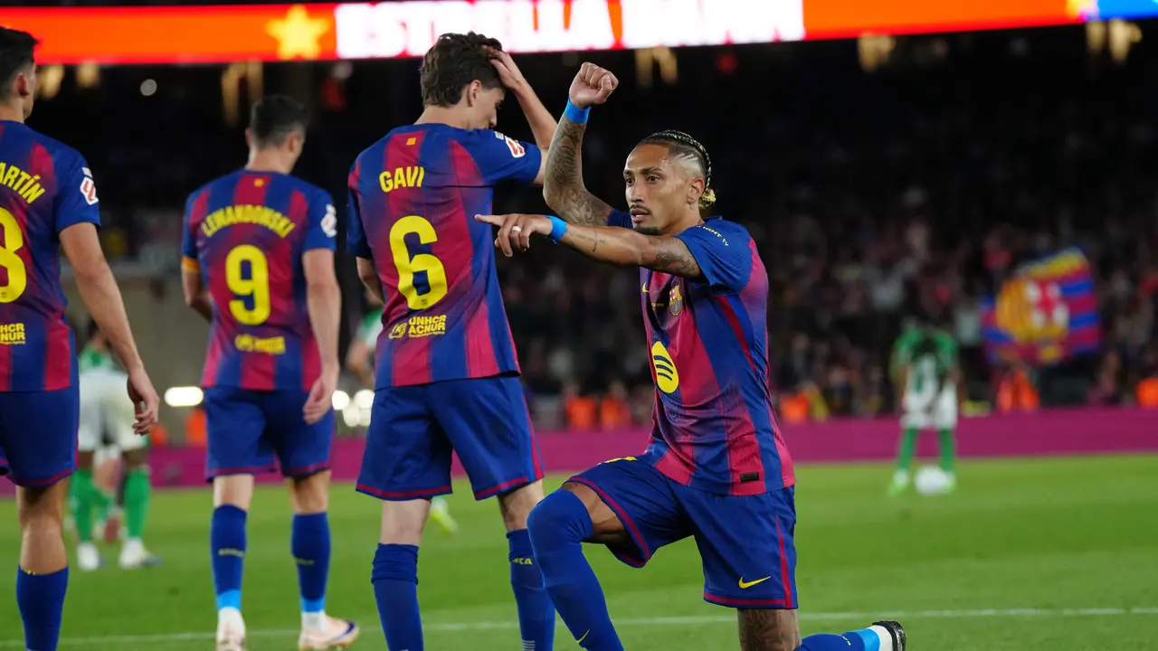 Selebrasi Raphinha usai mencetak gol keduanya di laga Barcelona vs Real Betis di pekan ke-37 Liga Spanyol 2025/2026 di Camp Nou, Senin (18/05/2026) dini hari WIB.