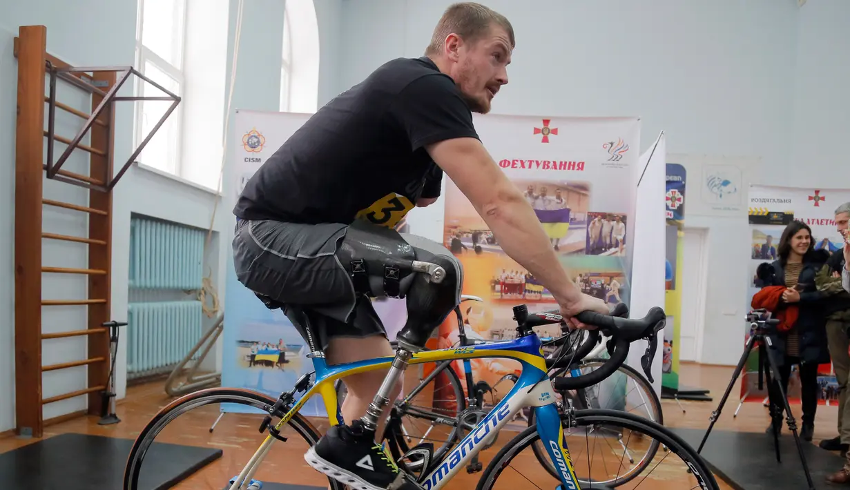 Seorang prajurit mengayuh sepeda dengan kaki palsunya saat mengikuti tes untuk turnamen Invictus Games Ukraine di Kiev, Ukraina (28/1). Dalam tes tersebut diikuti oleh 76 prajurit. (AP Photo/Efrem Lukatsky)