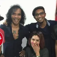 Nikita Mirzani menjadi bintang tamu di konser SLANK yang bertajuk Liztomania Konser Musik Tanah Air Slank Not For Sale