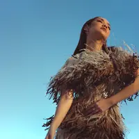 Tembang syahdu BCL ini ditulis oleh sang ratu soundtrack film, Melly Goeslaw.