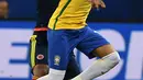 Penyerang Brasil, Neymar berusaha membawa bola dari kawalan penyerang Kolombia, Luis Fernando Muriel di kualifikasi Piala Dunia 2018 zona CONMEBOL di Arena da Amazonia, Manaus, (7/9). Brasil 2-1 atas Kolombia. (AFP PHOTO/Vanderlei Almeida)