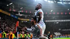 Pemain Bayern Munchen,  James Rodriguez merayakan gol bersama rekannya Arturo Vidal (kanan) saat melawan Bayer Laverkusen pada lanjutan Budesliga di Bay Arena, Laverkusen, (12/1/2018). Bayern Munchen menang 3-1. (AFP/Sascha Schuermann)