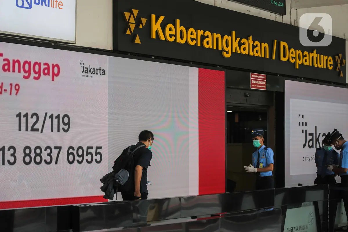 FOTO: Dampak Corona, Jumlah Penumpang di Bandara Halim dan Soetta Turun 30 Persen