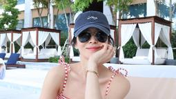 Dalam foto-foto yang baru dibagikan, Song Hye Kyo memancarkan kesegaran dalam balutan baju renang bergaris merah yang menonjolkan daya tariknya yang awet muda. (Foto: Instagram/ kyo1122)