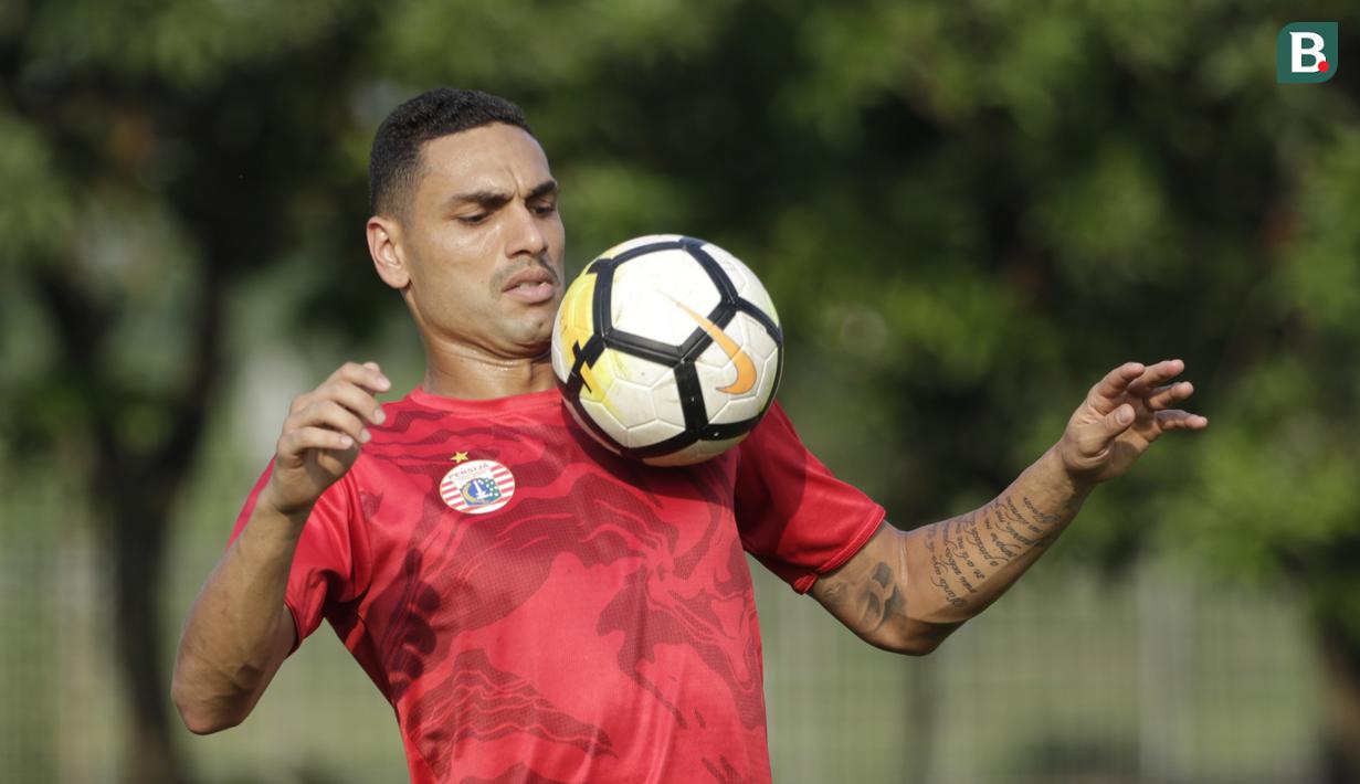 Pemain Persija Jakarta, Jaimerson, mengontrol bola saat mengikuti sesi latihan jelang laga Liga 1 di Lapangan Sutasoma, Jakarta, Jumat (07/12). Persija akan berhadapan dengan Mitra Kukar. (Bola.com/M Iqbal Ichsan)