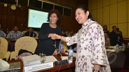 Menteri Kelautan dan Perikanan, Susi Pudjiastuti (kiri) berjabat tangan dengan Wakil Ketua Komisi IV Siti Hediati Soeharto(kanan) sebelum memulai rapat kerja dengan Komisi IV DPR RI, Jakarta, Senin (26/1/2015). (Liputan6.com/Andrian M Tunay).