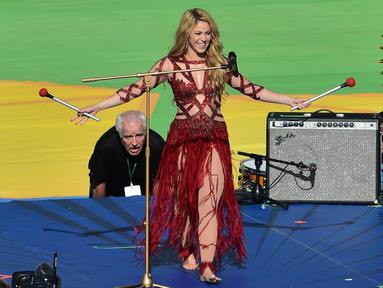 Penyanyi Shakira tampil dalam upacara penutupan Piala Dunia 2014 di Stadion Macarana, Brasil, Senin (14/7/14). (AFP PHOTO/Nelson Almeida)