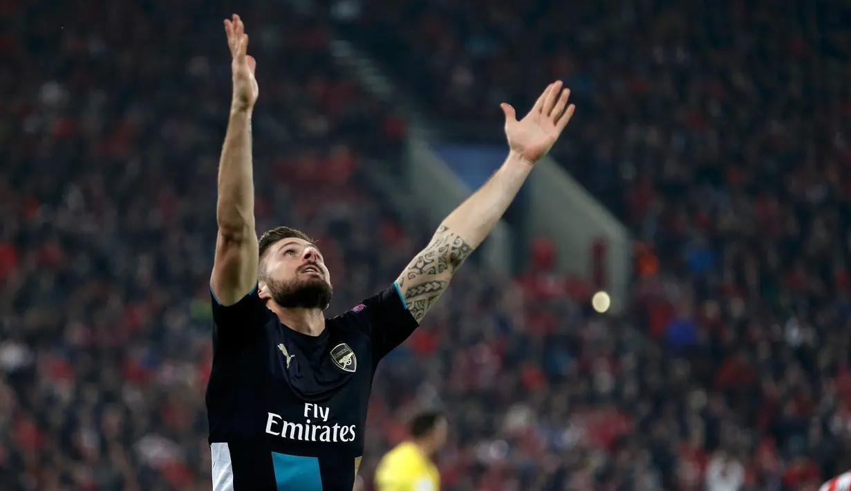 Olivier Giroud merayakan selebrasi usai mencetak gol keduanya melawan Olympiakos di Stadion Georgios Karaiskakis, Piraeus, Yunani  (9/12). Arsenal menang atas Olympiakos dengan skor 3-0. (REUTERS/Alkis Konstantinidis)