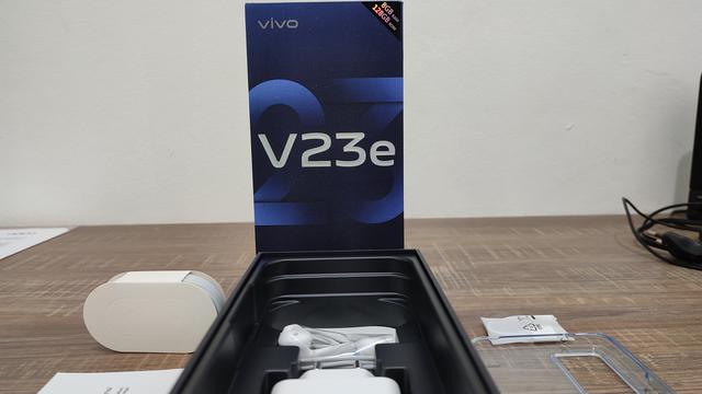 Kemasan Vivo V23e dan aksesorisnya (Liputan6.com/Giovani Dio Prasasti)