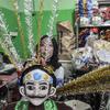 Pengrajin menyelesaikan produksi miniatur ondel-ondel di industri rumahan kesenian Betawi Raja Ondel-Ondel, Jakarta, Senin (13/12/2021). Penyaluran KUR kepada UMKM hingga November 2021 setara 92,26 persen dari target total penyaluran KUR sebesar Rp 285 triliun. (merdeka.com/Iqbal S. Nugroho)
