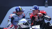 Marc Marquez dan Aleix Espargaro berbincang usai menyelesaikan Sprint Race MotoGP Catalunya 2024. (LLUIS GENE / AFP)