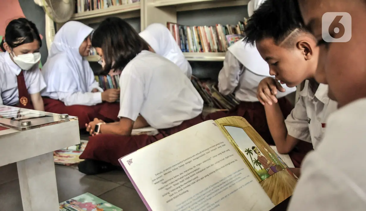 Anak-anak membaca buku di perpustakaan yang disediakan di Ruang Publik Terpadu Ramah Anak (RPTRA) Manggis, Kelurahan Kemanggisan, Kecamatan Palmerah, Jakarta Barat, Senin (31/10/2022). RPTRA Manggis menyediakan perpustakaan yang difasilitaskan untuk anak-anak sebagai upaya meningkatkan minat baca serta literasi tambahan usai jam sekolah. (merdeka.com/Iqbal S. Nugroho)