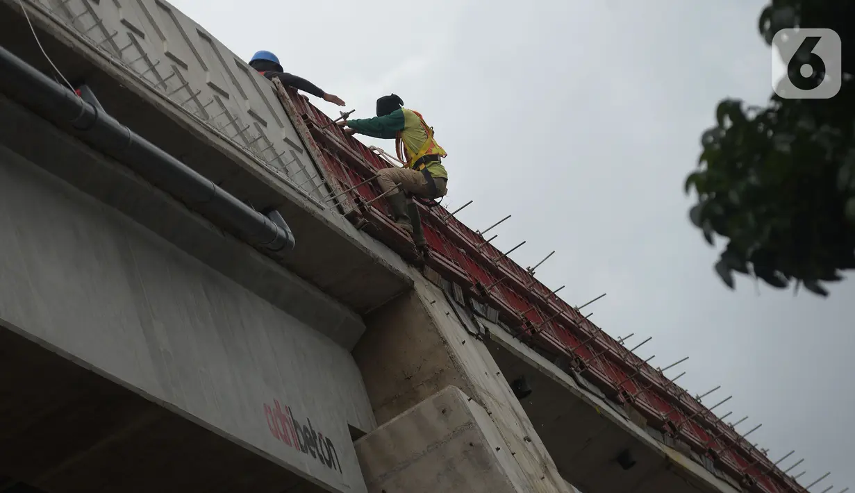 Pekerja menyelesaikan proyek pembangunan jalan layang (flyover) Cakung, Jakarta, Kamis (28/1/2021). Bina Marga DKI Jakarta akan melakukan uji coba penggunaan flyover dengan biaya pembangunan  Rp 261 miliar tersebut pada Febuari mendatang. (merdeka.com/Imam Buhori)